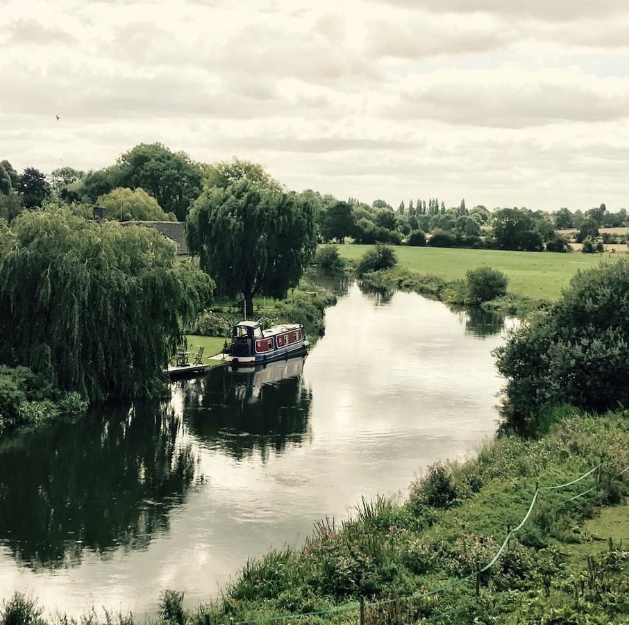 Wansford Country Lounge B&B エクステリア 写真